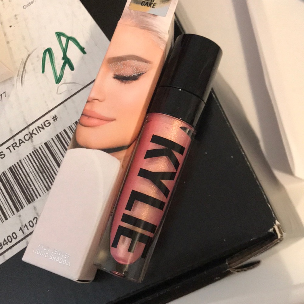 Kylie Jenner “eat cake” liquid shadow!